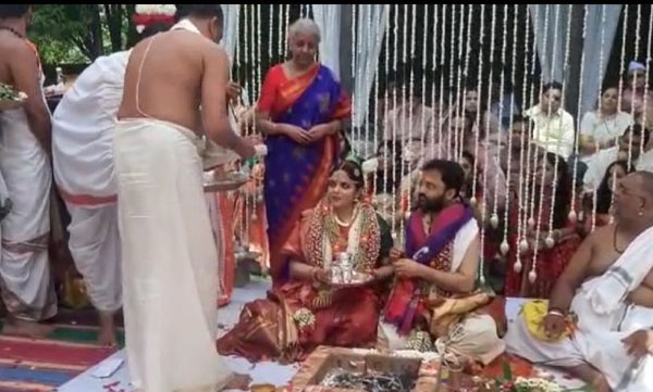 നിര്‍മലാ സീതാരാമന്റെ മകള്‍ വാങ്മയി വിവാഹിതയായി; വരന്‍ പ്രധാനമന്ത്രിയുടെ ഓഫീസിലെ ഉദ്യോഗസ്ഥന്‍

