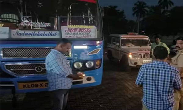 മലപ്പുറത്ത് ഓടിക്കൊണ്ടിരിക്കുന്ന ബസില്‍ നിന്നും വിദ്യാര്‍ഥിനികള്‍ തെറിച്ചുവീണു; ബസ്സിന്റെ ഫിറ്റ്നസ് റദ്ദാക്കി ആര്‍ടിഒ
