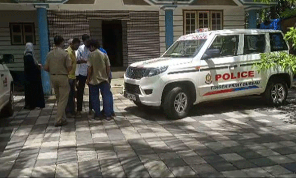 kasaragod kumbla swift car and jewels robbed