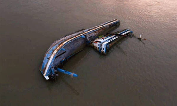 
Boarding a boat to attend a wedding ceremony following heavy rains: the boat capsized and the people met a tragic end