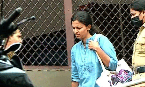 k vidya got nileshwar police notice in karinthalam college fake certificate case