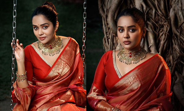 ananya-actress-looks-pretty-beautiful-in-red-saree