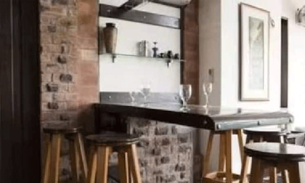 Unexpected bee attack: bar closed in Scotland