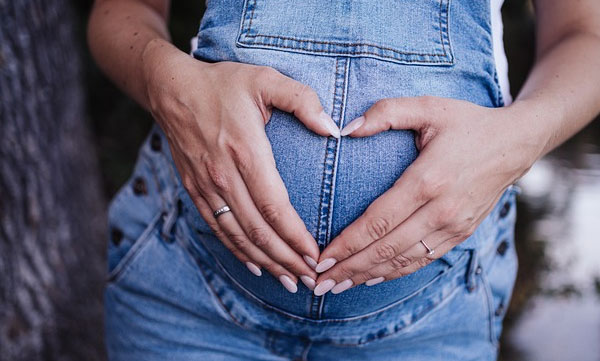 Vomiting profusely during pregnancy; The young woman lost all the teeth in her mouth