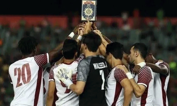 Iraq footballers, fans hold up Quran