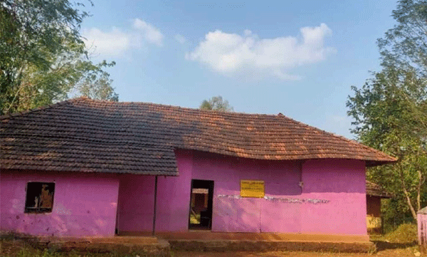 a teacher and a student were injured when the roof of the school buildin collapsed in ottapalam
