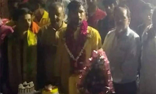 Young man celebrating his birthday in the middle of the road: what finally happened....