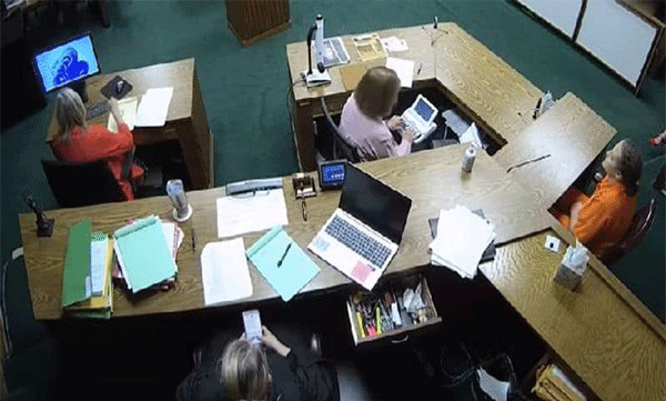 Judge scrolls phone during trial of two-year-old child's murder case: Netizens say what kind of woman is this?