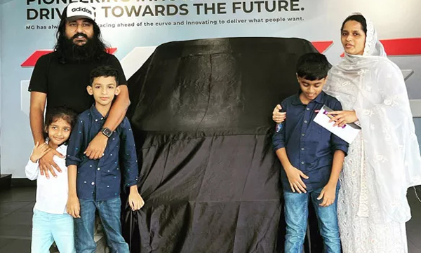 actor-director-sajid-yahiya-buys-new-mg-comet-ev