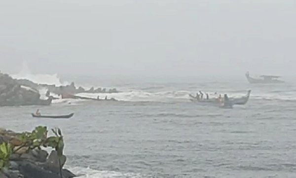 fishing boat from mudalapozhi met with an accident fishermen seeking