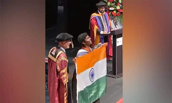 ഗ്രാജുവേഷന് ദിനത്തില് ഇന്ത്യന് പതാക ഉയര്ത്തി വിദേശത്ത് പഠിക്കുന്ന വിദ്യാര്ത്ഥി: കയ്യടിച്ച് നെറ്റീസണ്സ്