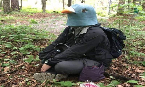 A man walks through the forest wearing a bird mask all year round : Behind the strange incident