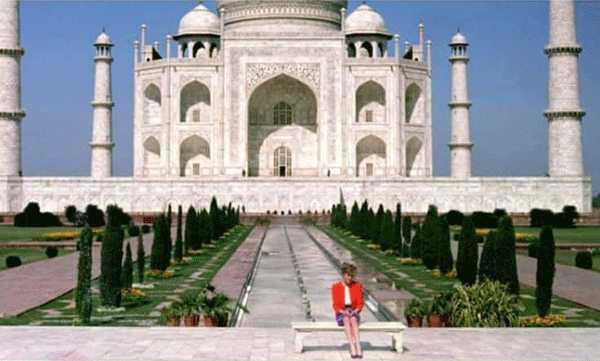 Princess Diana alone in front of Taj Mahal: Old pictures go viral again