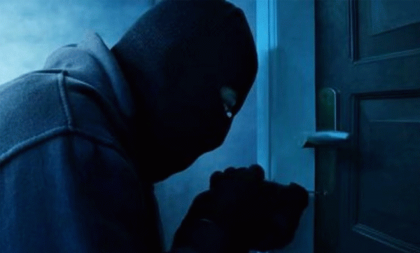 Bank robbery attempt fails; The thief's note praises the bank's security system