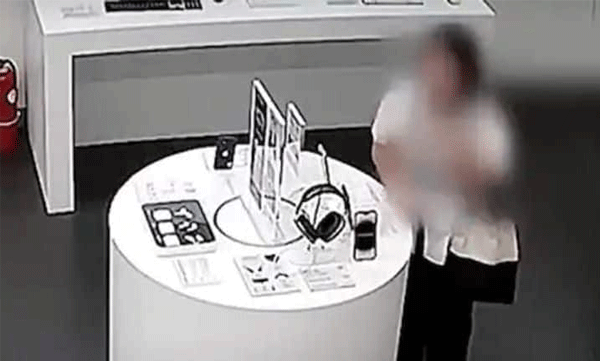 woman chewanti theft cable to steal iphone 14 plus