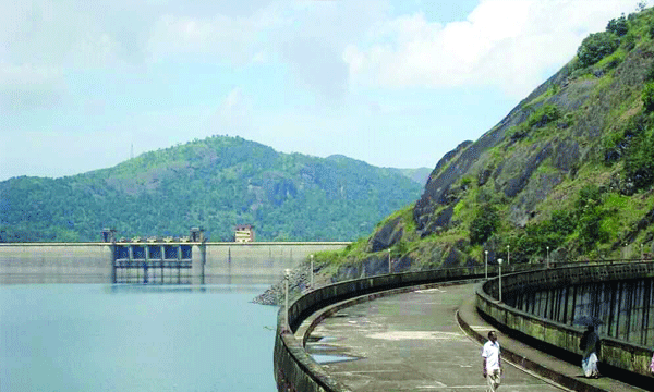 മുകളില്‍ 11 താഴുകളും കവാടത്തിലെ നാലും താഴുകളും സന്ദര്‍ശകന്‍ പൂട്ടി; കുപ്പിയില്‍ കൊണ്ടുവന്ന ദ്രാവകം ഷട്ടറിന്റെ വടത്തിലൊഴിച്ചു ; ഇടുക്കി അണക്കെട്ടിലെ സുരക്ഷ കൂട്ടി 