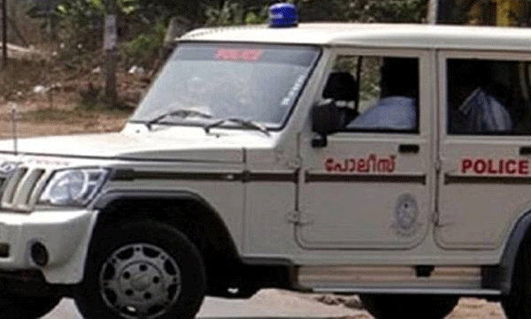 Dispute over giving side; The young woman was beaten by the policeman