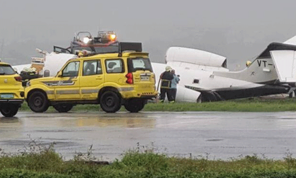 heavy rain small plane skids off runway during landing there were eight people no casualties