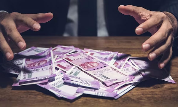 9,000 crore in bank account; The taxi driver filed a complaint with the commissioner