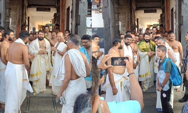 mohanlal-offers-prayers-at-thiruvananthapuram-sree-padmanabhaswamy-temple