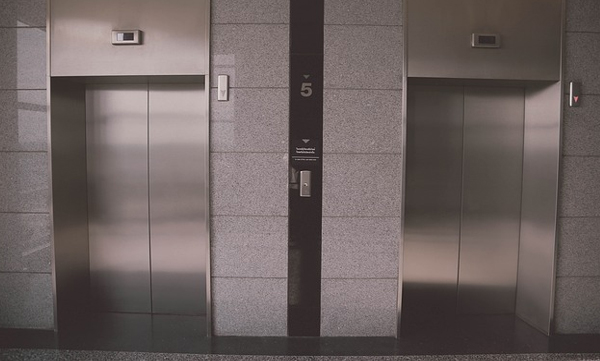 What the company did to the employee who got stuck in the lift on the way to the office: the young man's post went viral