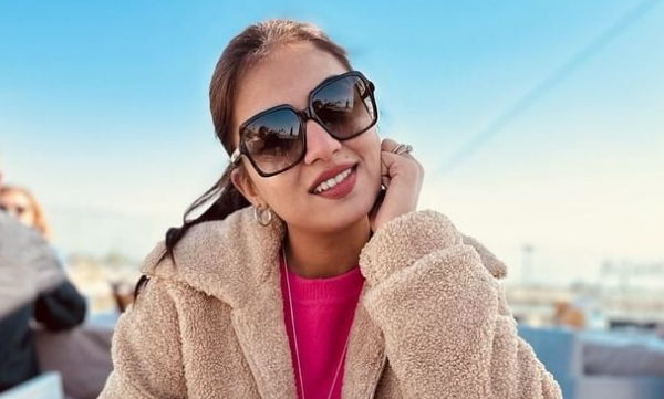 nazriya-nazim-drops-a-gorgeous-pic-of-her-on-instagram-with-her-coolers-on