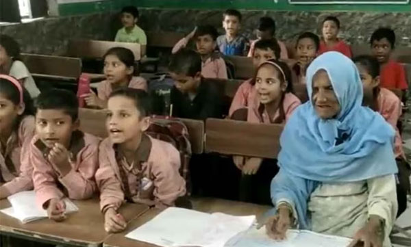 Salima realized her dream of studying at the age of 92