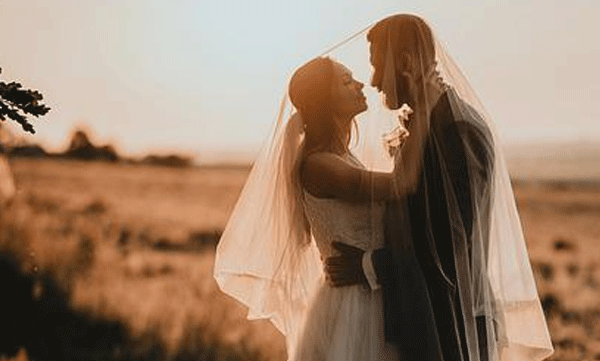 The voice heard on the phone was very attractive: Australian woman fell in love with the delivery boy