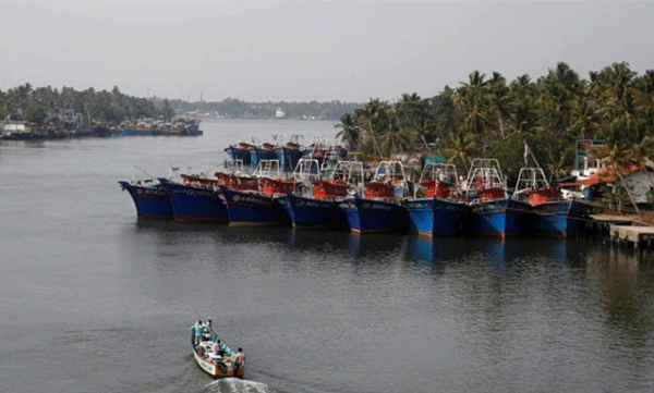 fishing boat sunk in munambam missing three peoples and a body is found