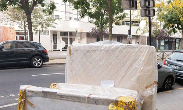 people-leave-their-beds-on-the-streets-of-paris-because-of-bed-bugs