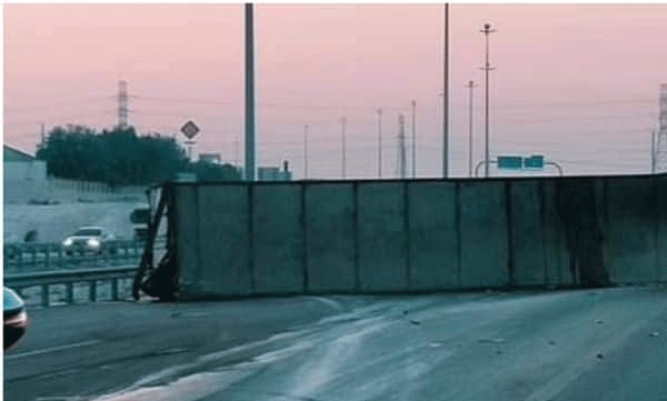 trailer-overturned-and-traffic-blocked-for-hours-in-saudi