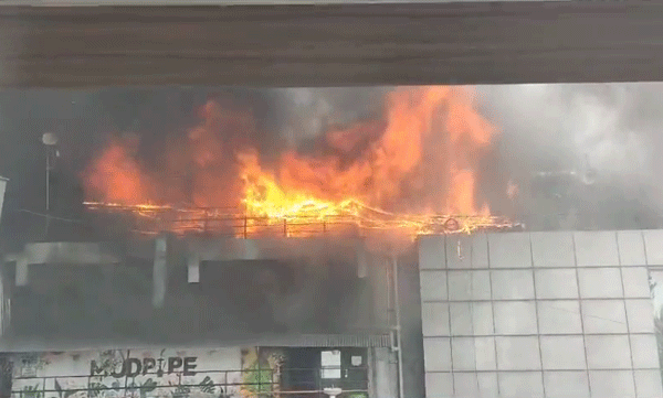 A multi-storied building caught fire in Bengaluru; A youth who jumped from the fourth floor to escape was injured