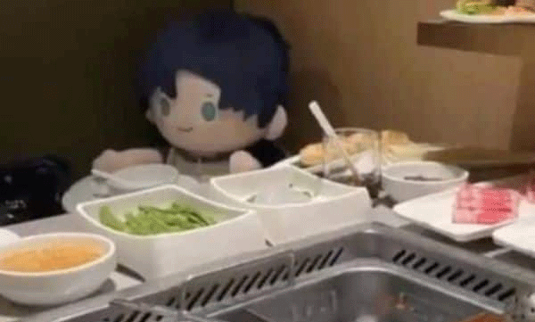 woman-visit-restaurant-with-dolls-to-celebrate-birthday