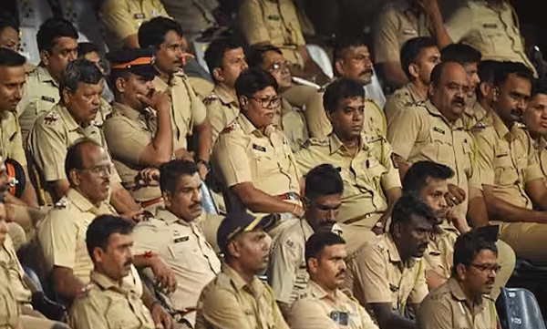 social-media-burst-out-laughing-at-mumbai-police-s-reply-on-woman-s-complains-of-lost-peace