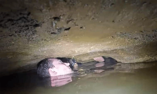 This sight will shock anyone: Group of adventurers trapped inside giant cave full of water, video goes viral