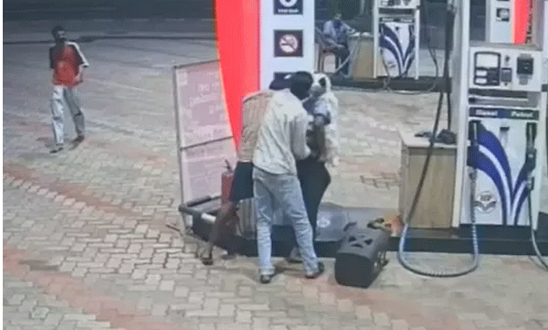 theft at kozhikode petrol pump