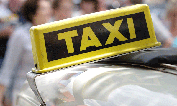 Forgot phone in taxi: Woman asks driver to come back 50 km and return phone to her, criticizes social media