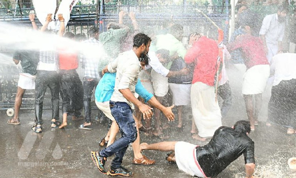 yuva morcha protest in thiruvananthapuram youth congress id card issue.