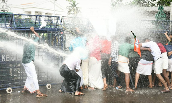 yuva morcha protest in thiruvananthapuram youth congress id card issue.