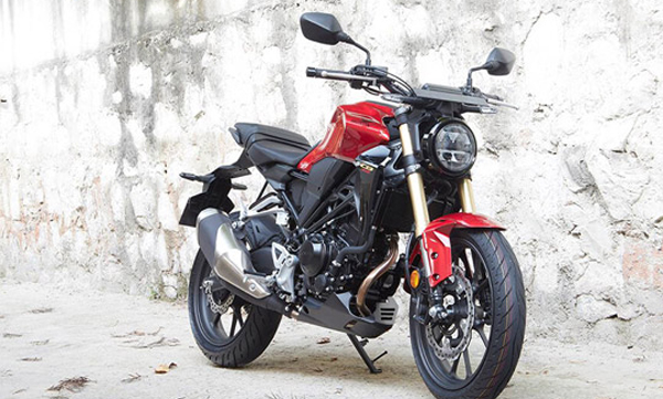 honda-offering-complimentary-helmet-with-cb300r-for-first-1000-customers