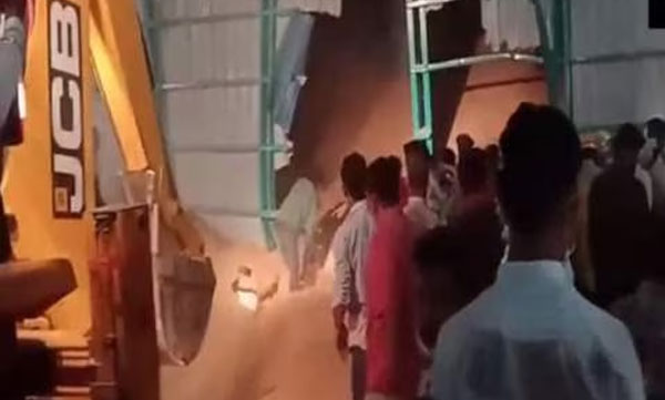 
Hundreds of sacks, filled to the point of collapse, overturned; 8 people died