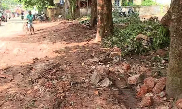 demolishing-school-wall-for-nava-kerala-sadas-police-stopped-move-of-mavelikkara-municipal-council