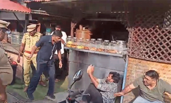 Shouting slogans against Nawakerala audience: KSU activists brutally beaten by Chief Minister's gunmen and bodyguards