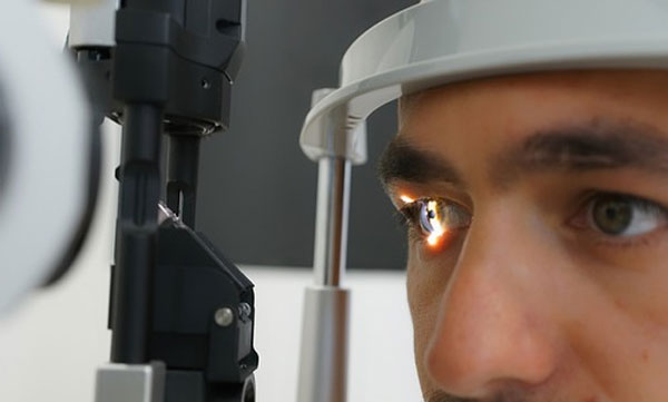 15 years with wooden splinter in the eye: rare event, experts say