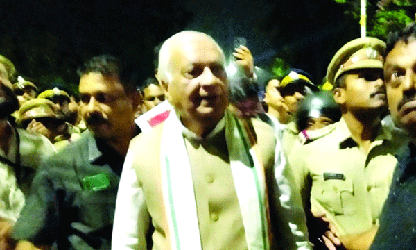 kerala send letter to prime minister against governor