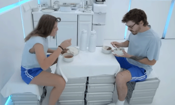 This challenge is great: Stranger young man and young woman slept in a white room for 100 days, the prize money is Rs 4 crore