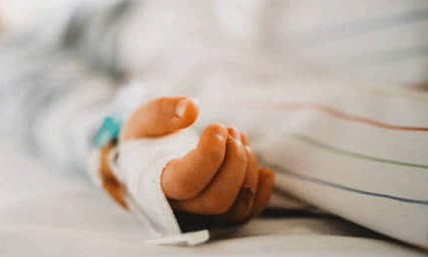 A one-and-a-half-year-old boy was beaten by his mother's friend; cane scars on his body, broken hands