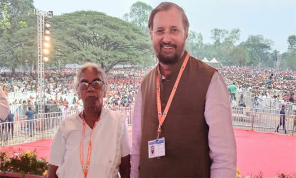 Union Minister Prakash Javadekar shares photo with Maria Kutty