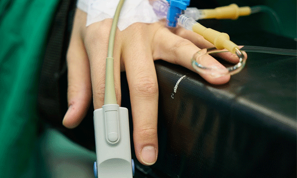 
The nurse stole medicine; Instead, tap water was injected; 10 patients died of infection