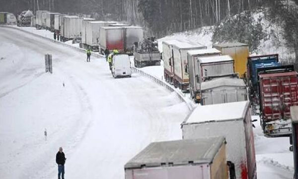 1000-vehicle-trapped-in-e22-road-sweden